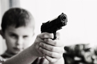 Foton barn med vapen