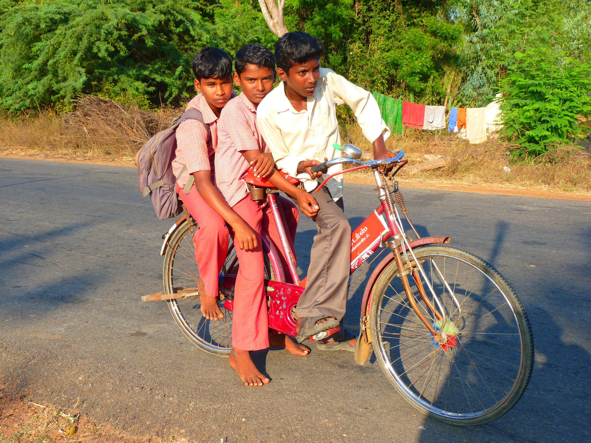 Foto barn pA¥ cykel