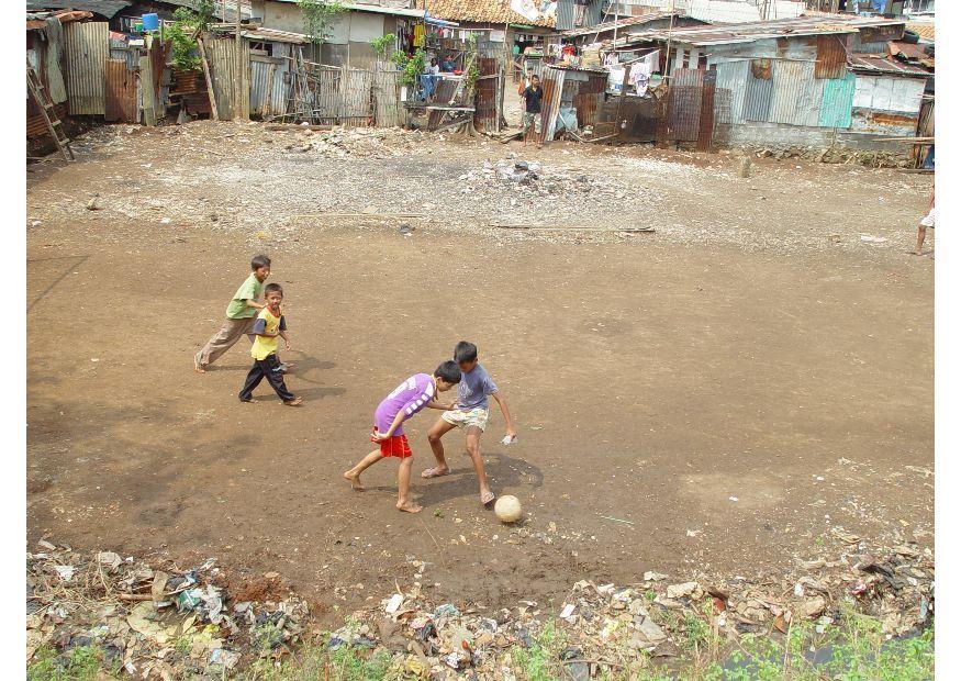 Foto fotboll i slummen, jakarta