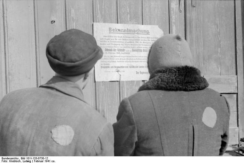 Foto polen - ziechnau - judar vid anslagstavla med meddelande