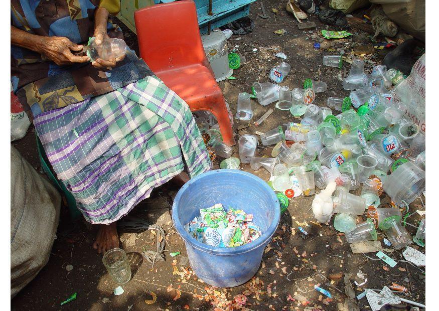 Foto sortering av sopor, slummen i jakarta