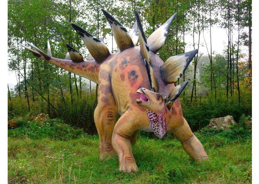 Foto stegosaurus replik